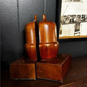 Acorn bookends